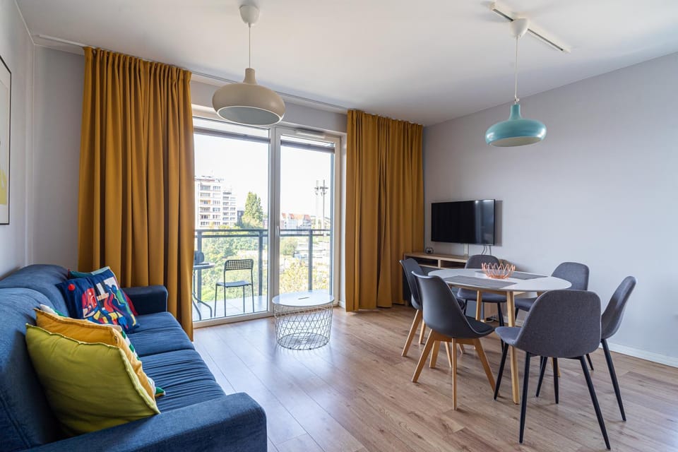 Communal lounge/ TV room, TV and multimedia, Living room, Seating area, Dining area, Evening entertainment