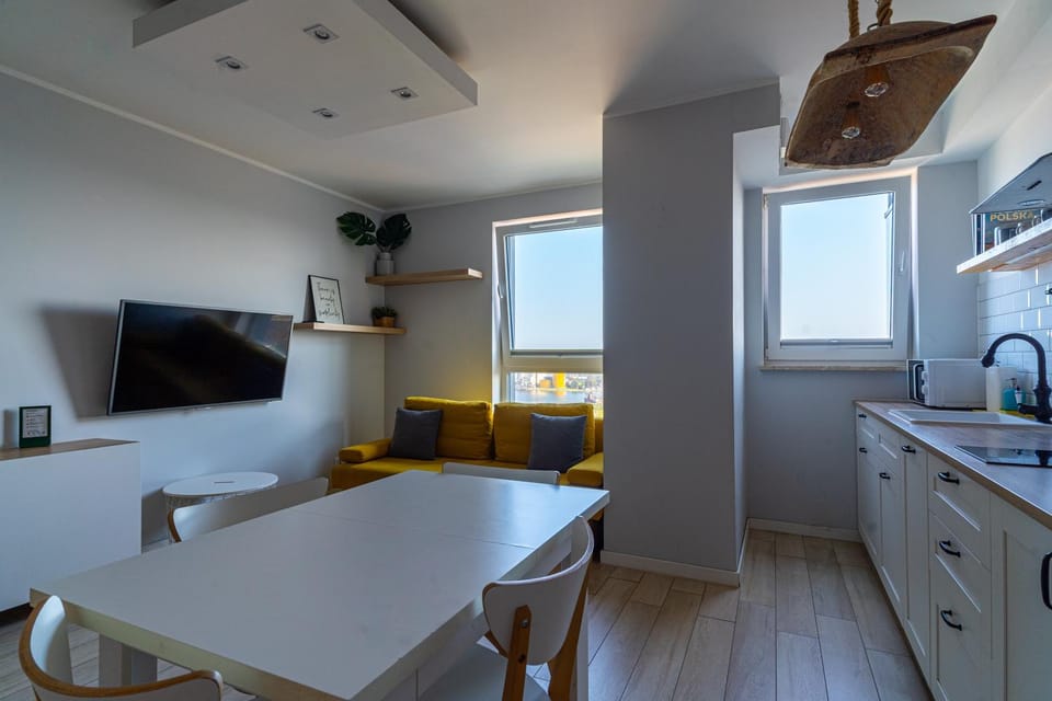 TV and multimedia, Kitchen or kitchenette, Living room, Seating area, Dining area, stove