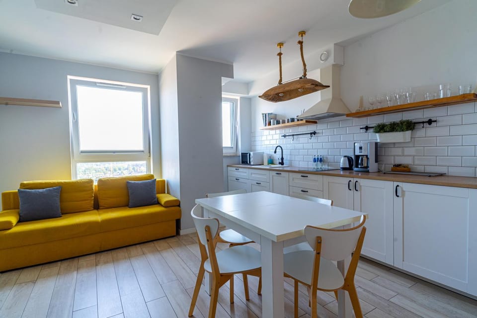 Coffee/tea facilities, Kitchen or kitchenette, Living room, Seating area, Dining area, stove