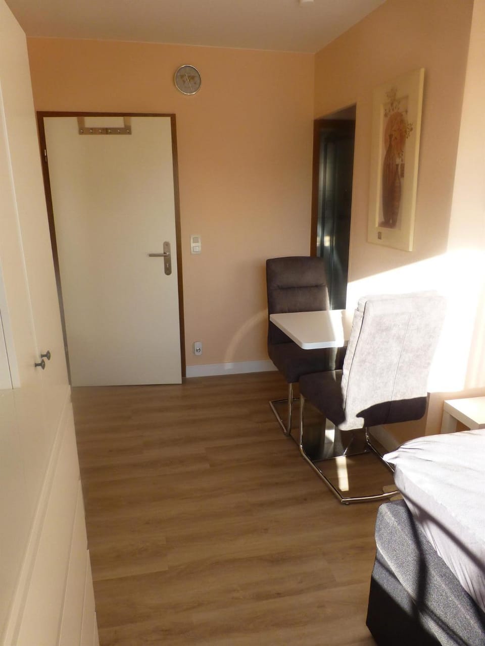 Photo of the whole room, Seating area