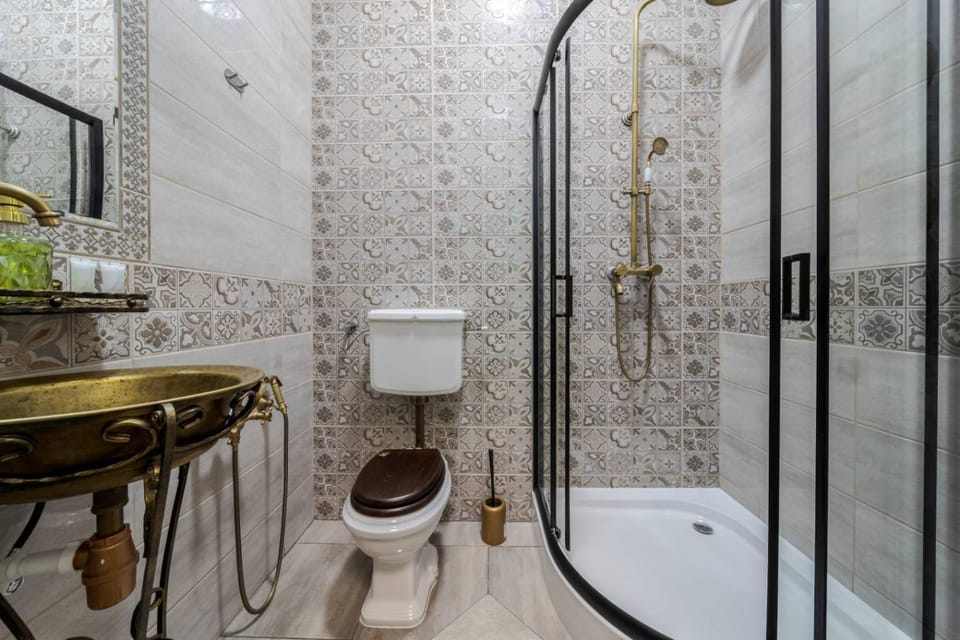 Shower, Toilet