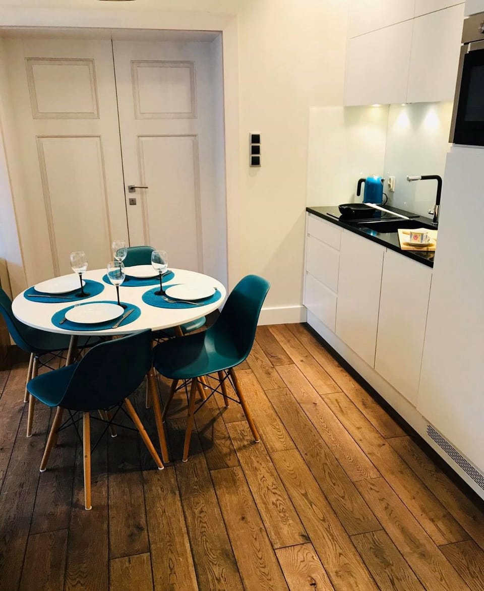 Kitchen or kitchenette, Dining area