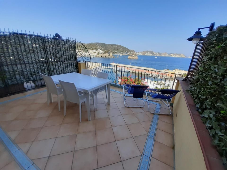 Natural landscape, View (from property/room), Balcony/Terrace, Dining area, Sea view