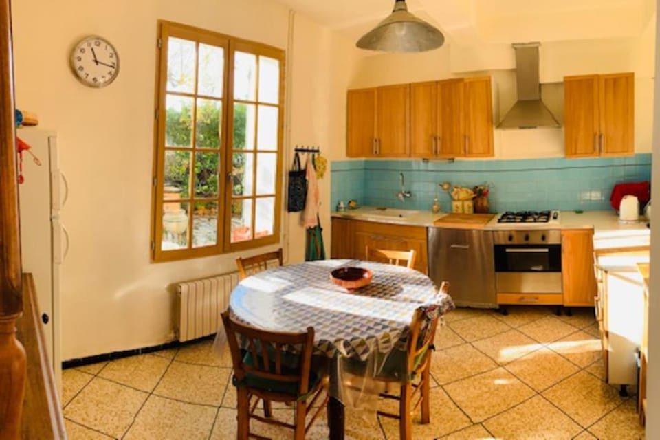 Stone house in Isle-sur-la-Sorgue House in L'Isle-sur-la-Sorgue