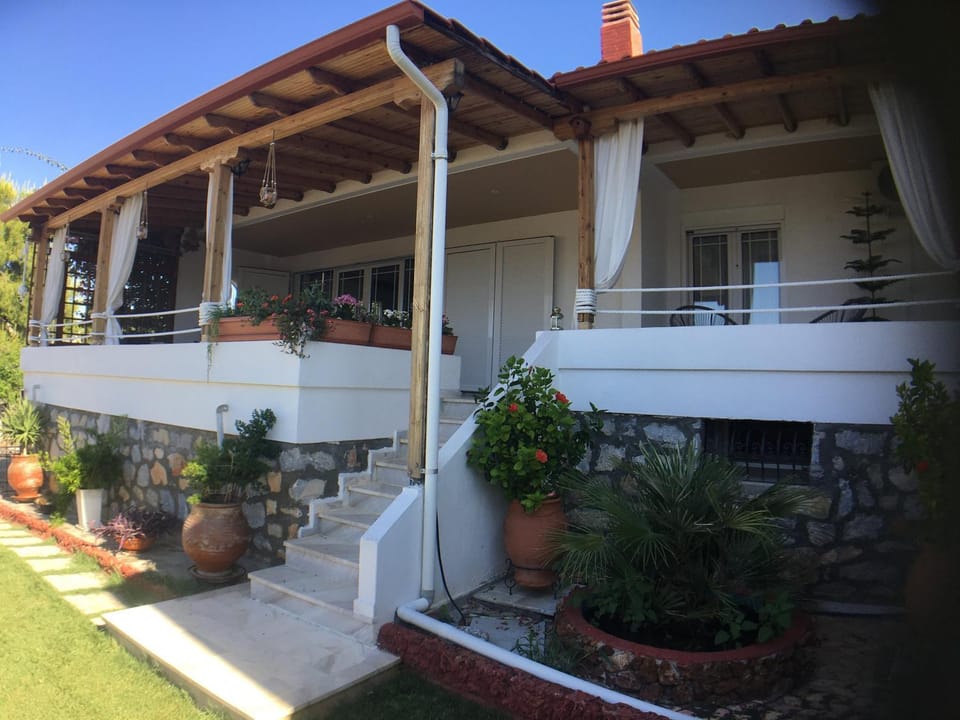 Facade/entrance, Balcony/Terrace