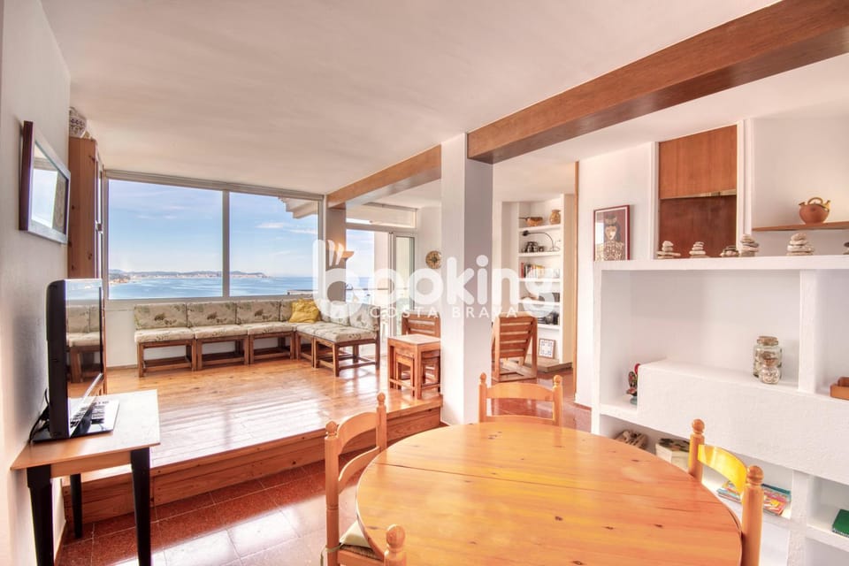 Communal lounge/ TV room, Living room, Seating area, Dining area, Sea view
