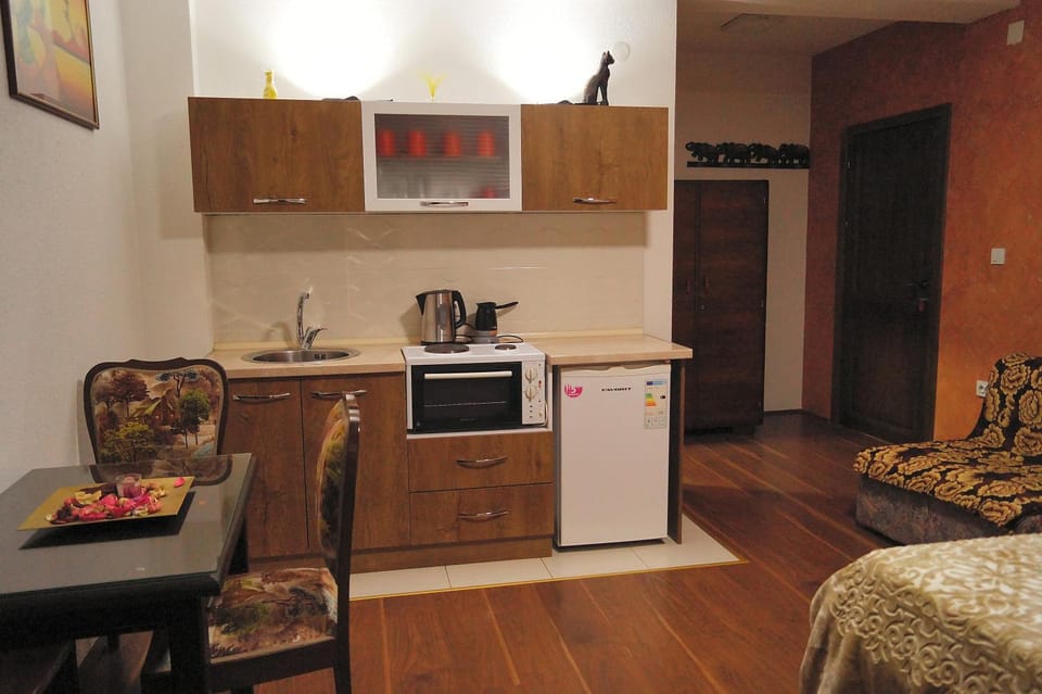 Kitchen or kitchenette, Living room, Seating area, Dining area, minibar, oven, pet friendly, stove, toaster