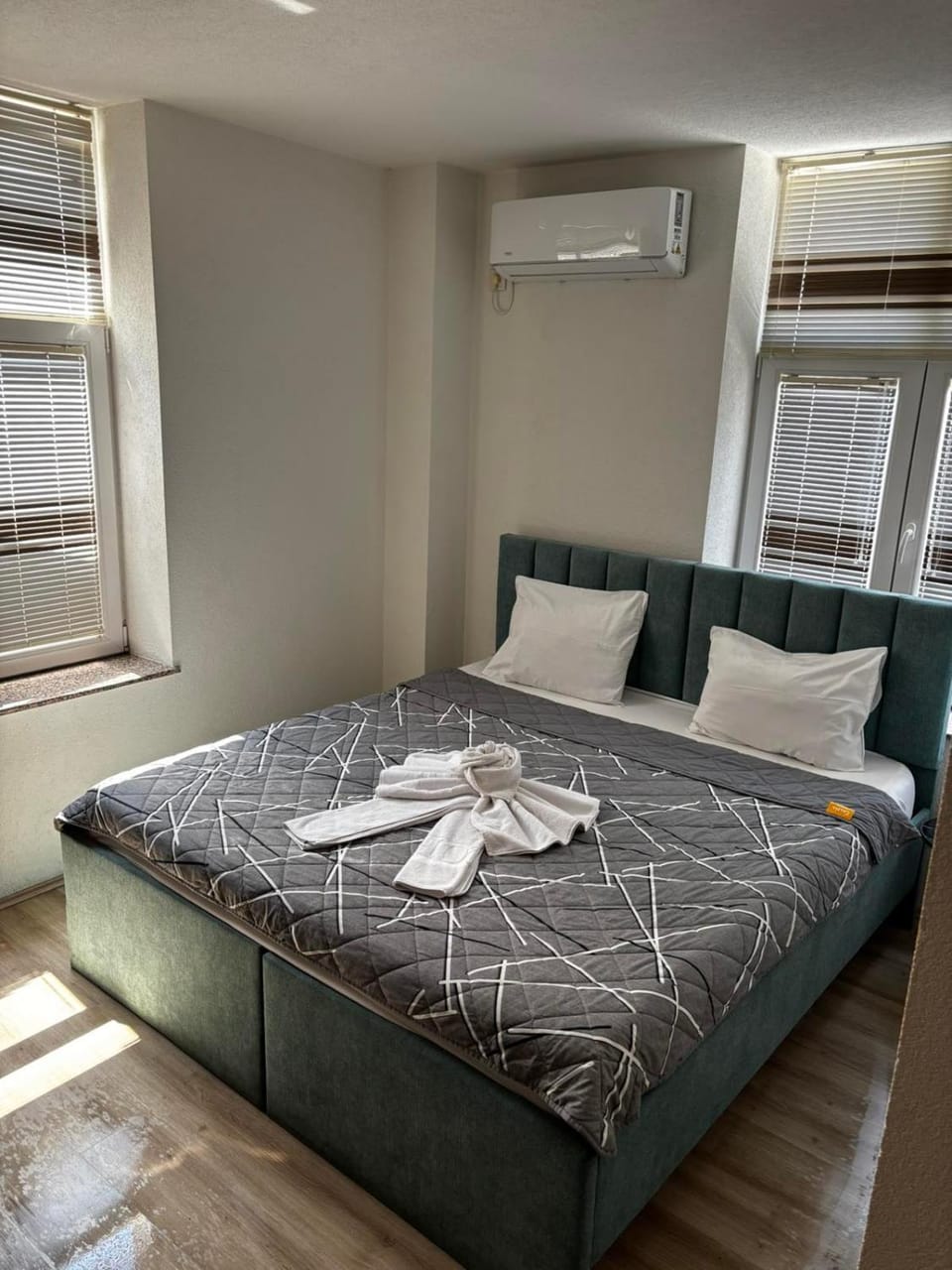Bedroom, air conditioner