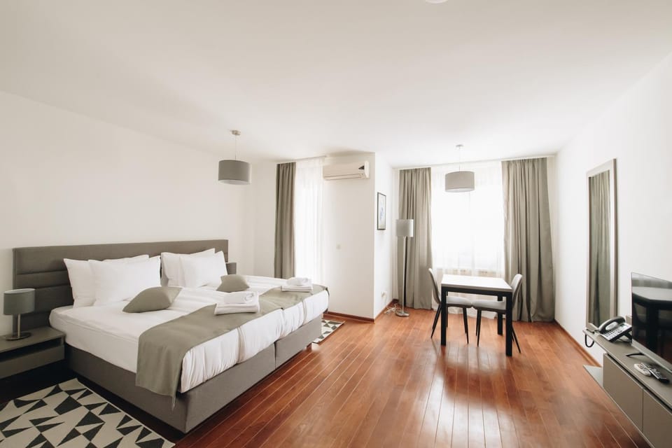 Bed, TV and multimedia, Living room, Photo of the whole room, Seating area, Bedroom