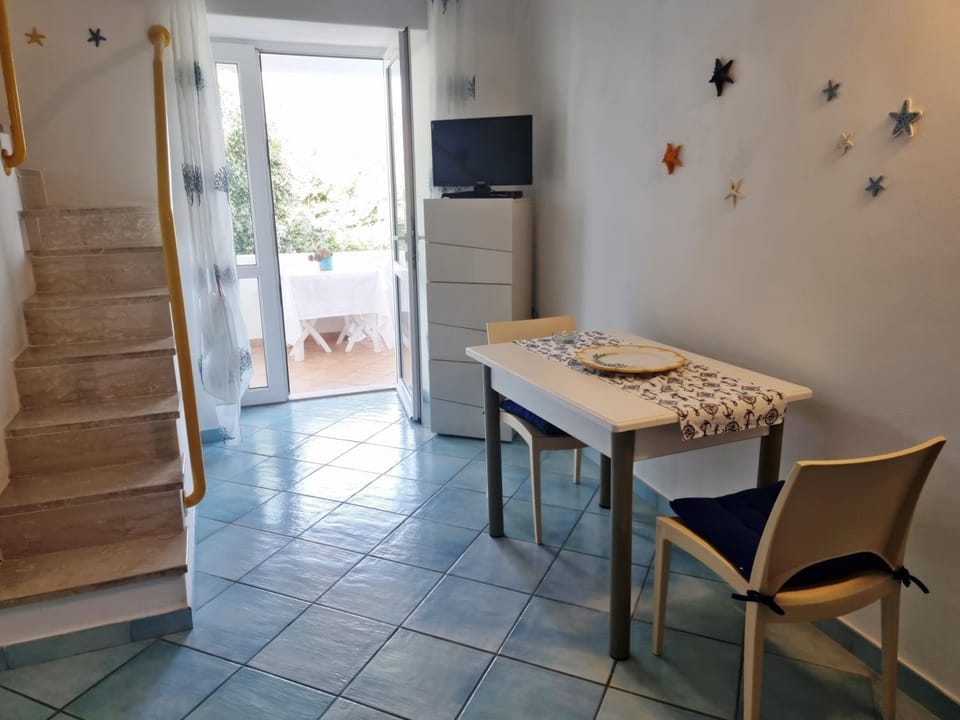 TV and multimedia, Seating area, Dining area