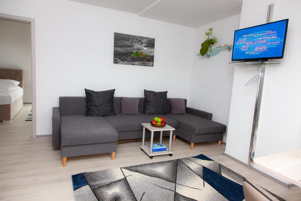 Bed, TV and multimedia, Living room, Photo of the whole room, Seating area