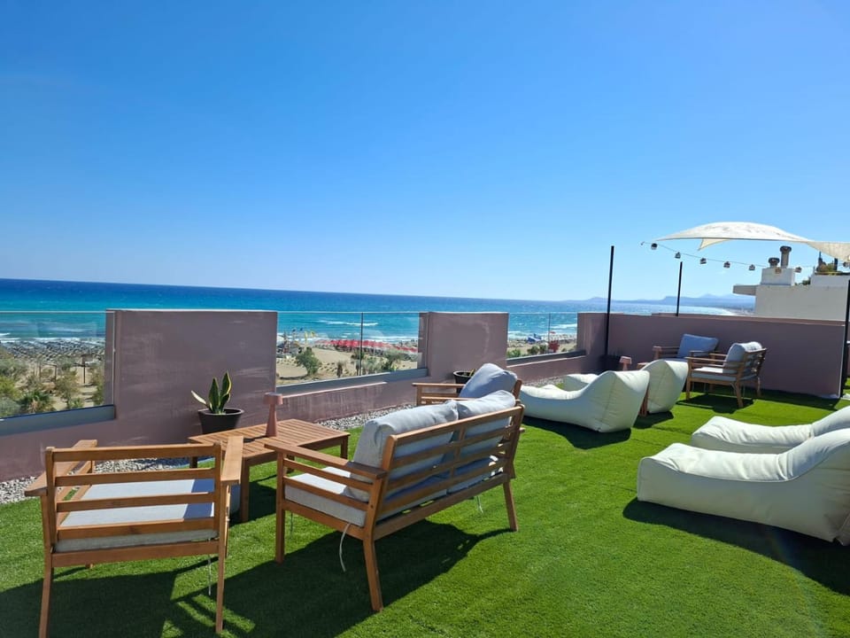 Property building, Summer, Balcony/Terrace, Banquet/Function facilities, sunbed