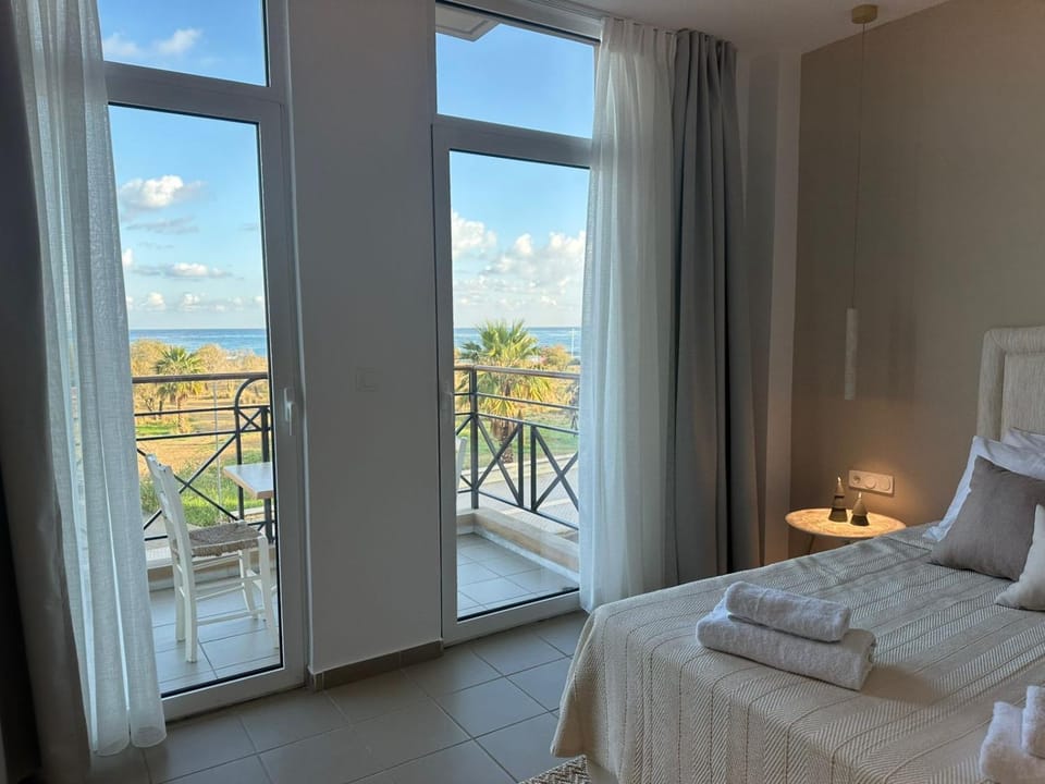 Photo of the whole room, Sea view