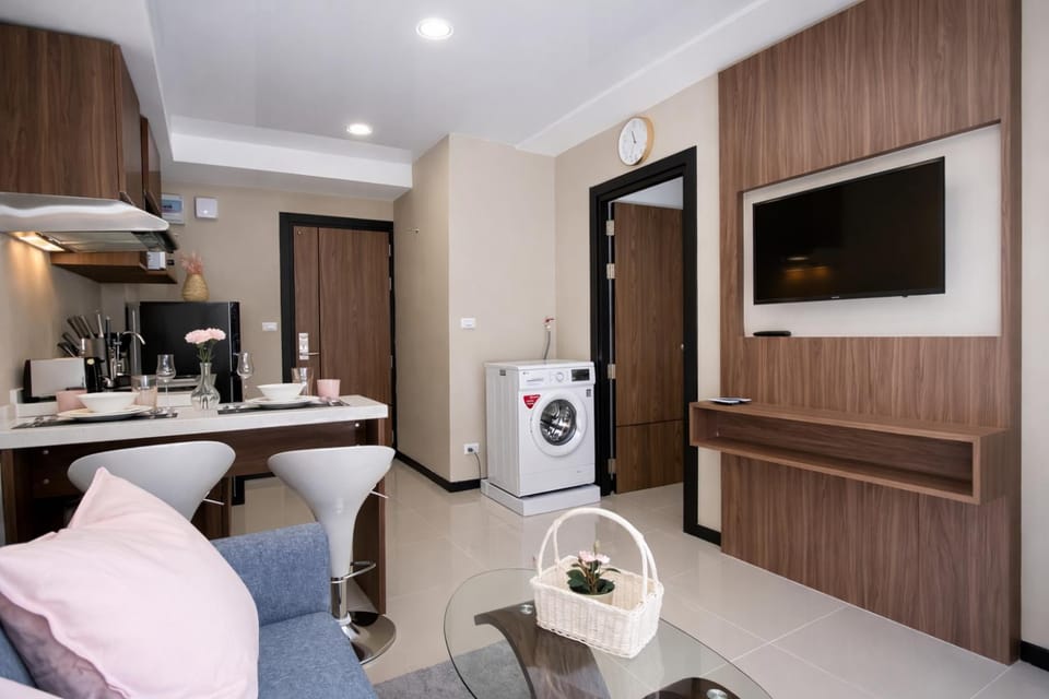 TV and multimedia, Coffee/tea facilities, Kitchen or kitchenette, Living room, Seating area, Dining area, stove, toaster, washing machine, air conditioner