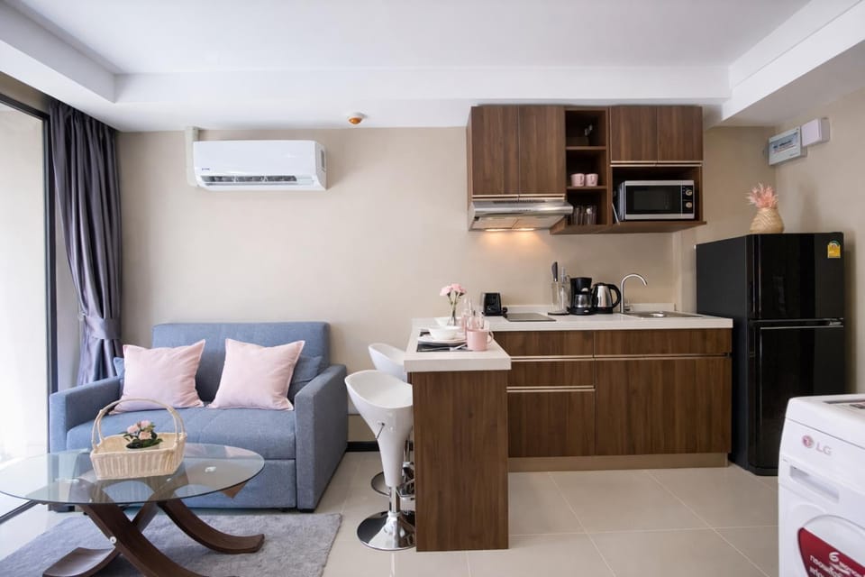 Coffee/tea facilities, Kitchen or kitchenette, Living room, Seating area, Dining area, stove, toaster, air conditioner