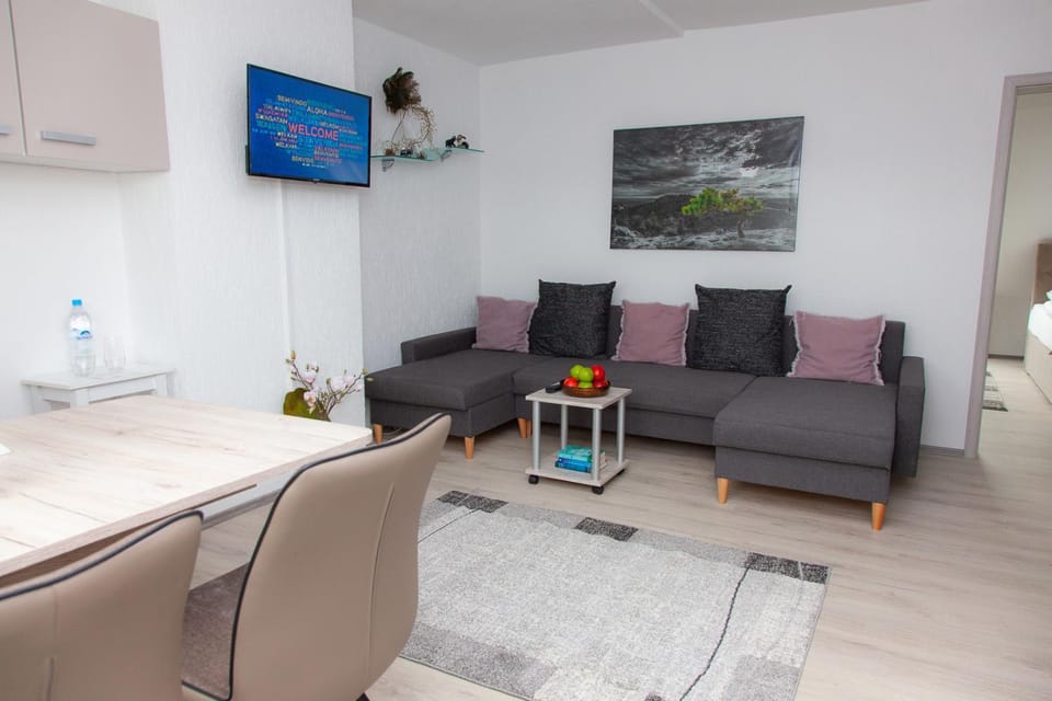 TV and multimedia, Living room, Seating area, Dining area