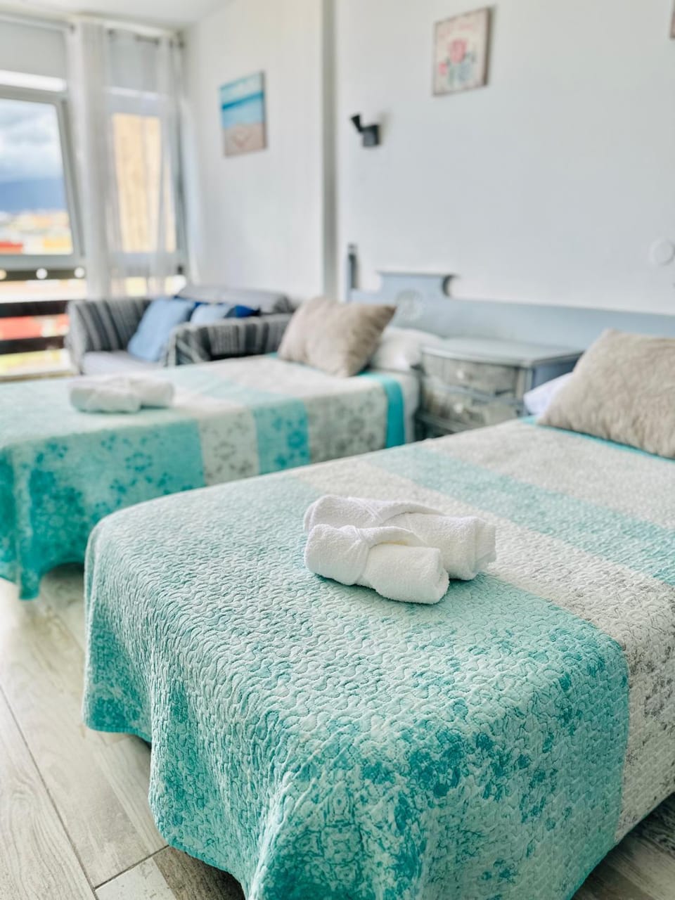Bed, Photo of the whole room, Bedroom, Text overlay, Area and facilities, towels