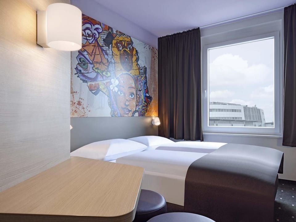 Bed, TV and multimedia, Photo of the whole room