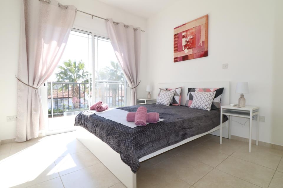 Cyking 2 bed Apartment with pool & 10 min to beach Apartment in Paphos