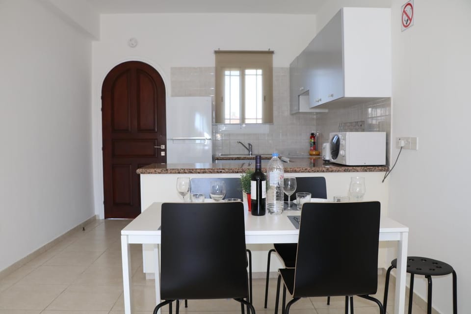 Cyking 2 bed Apartment with pool & 10 min to beach Apartment in Paphos