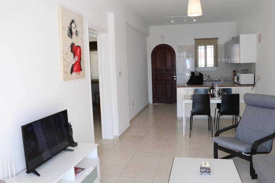 Cyking 2 bed Apartment with pool & 10 min to beach Apartment in Paphos