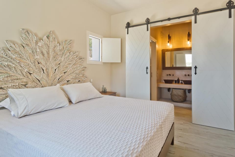 Bed, Bathroom, Photo of the whole room, Bedroom