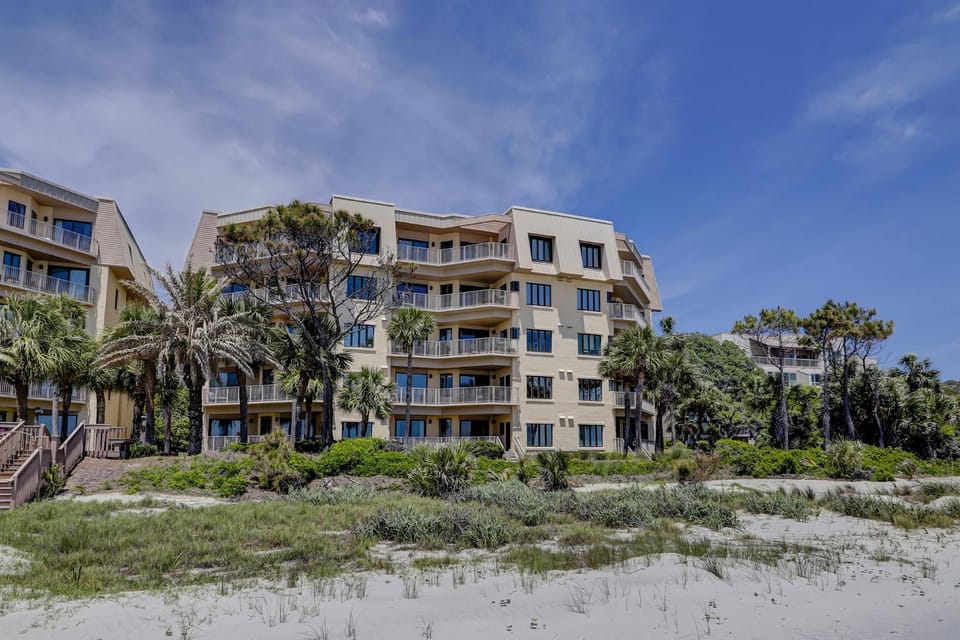 Gorgeous Views 4th Floor Direct Oceanfront Condo Updated with New furniture New floors Villa in Hilton Head Island