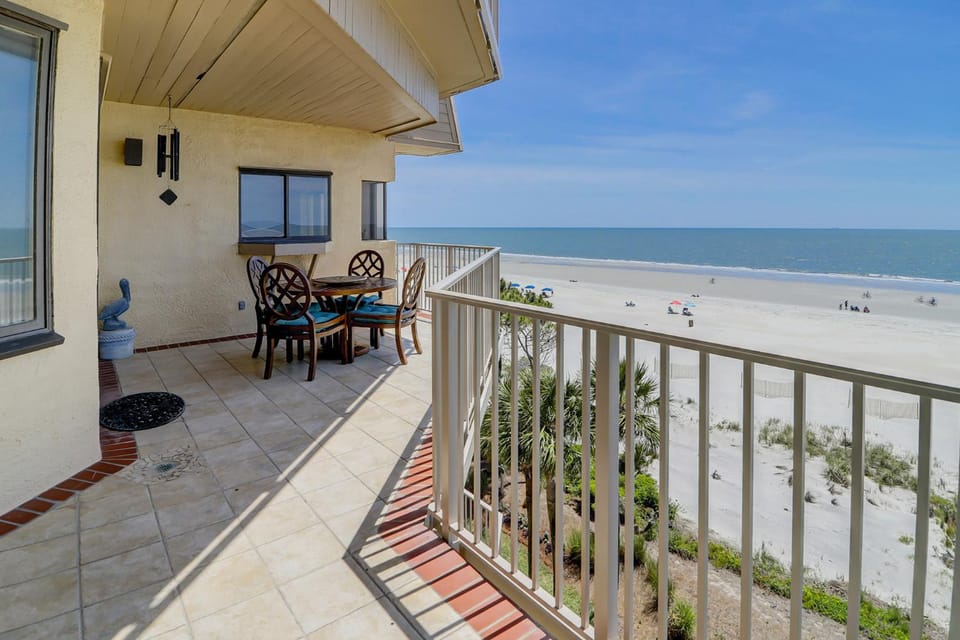 Gorgeous Views 4th Floor Direct Oceanfront Condo Updated with New furniture New floors Villa in Hilton Head Island