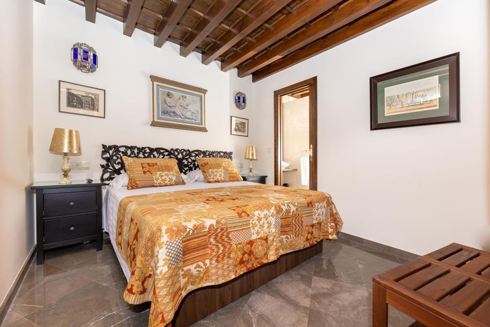 Bed, Photo of the whole room, Decorative detail, Bedroom