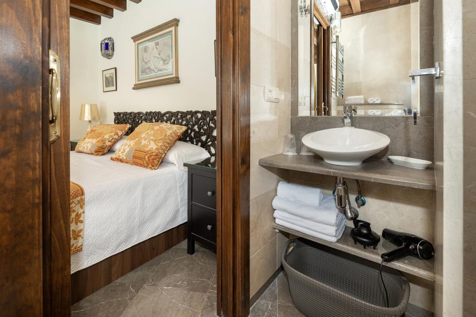 Bathroom, Decorative detail, hair dryier, towels