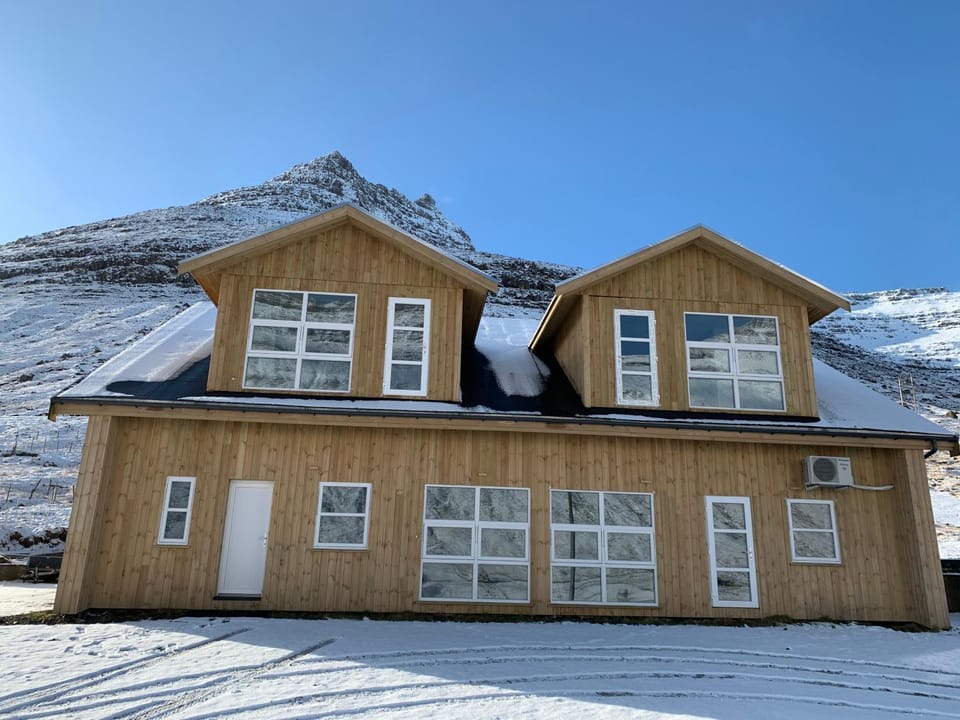 Facade/entrance, Day, Neighbourhood, Natural landscape, Winter, Fitness centre/facilities, Mountain view, Sea view, Street view, Supermarket/grocery shop