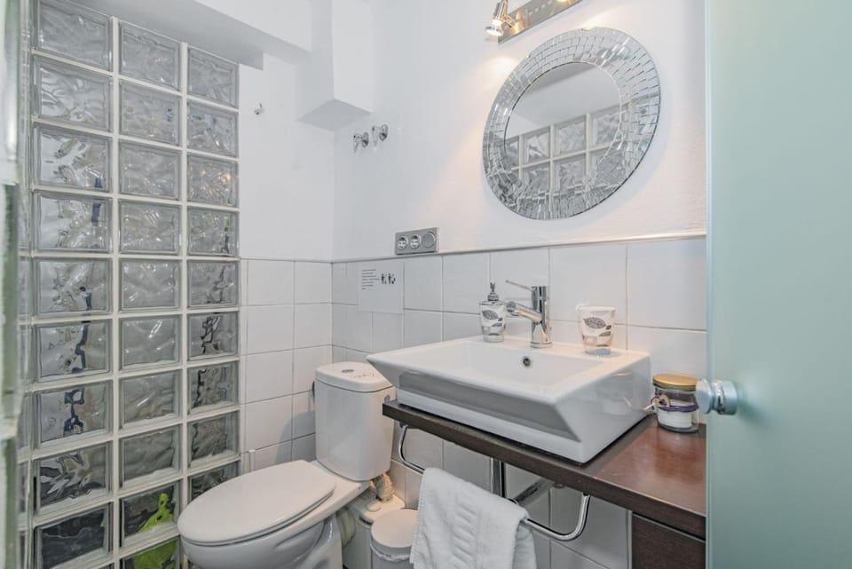 Bathroom, towels