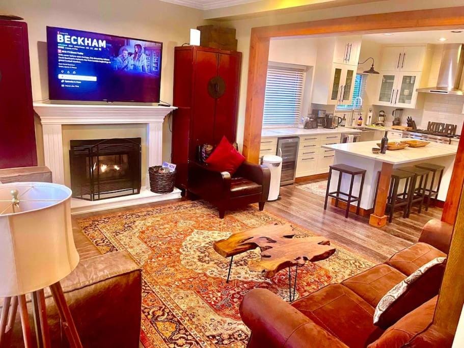 Communal lounge/ TV room, TV and multimedia, Seating area, Evening entertainment, Family, flat iron