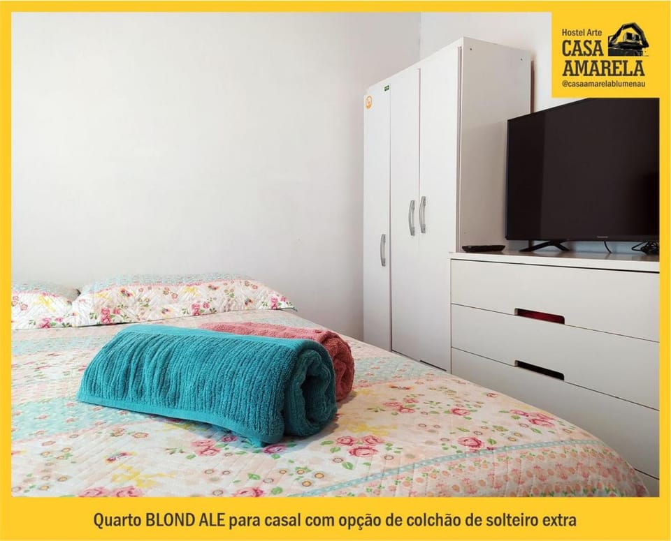 Bed, TV and multimedia, Photo of the whole room, Bedroom, towels