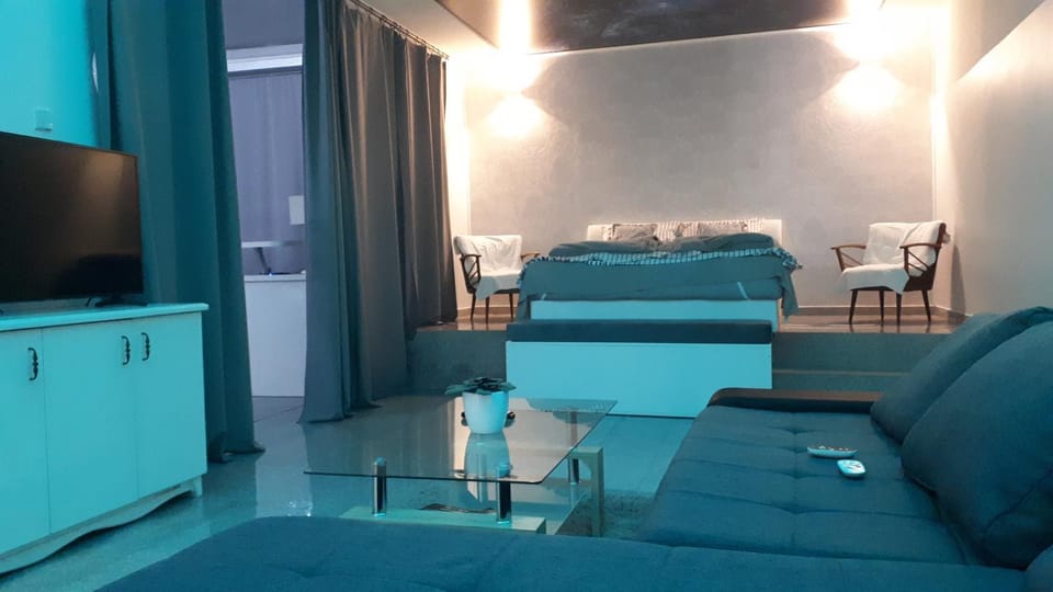 Communal lounge/ TV room, Bed, TV and multimedia, Living room, Seating area, Bedroom