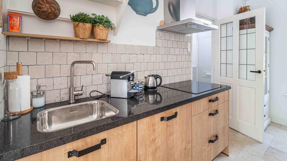 Coffee/tea facilities, Kitchen or kitchenette, Communal kitchen