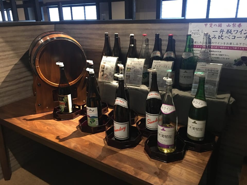 Lounge or bar, Food and drinks, Drinks, Alcoholic drinks