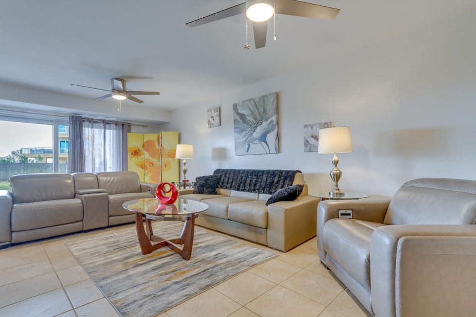 Pensacola Beach Condo w/ Patio & Access to Beach! House in Pensacola Beach