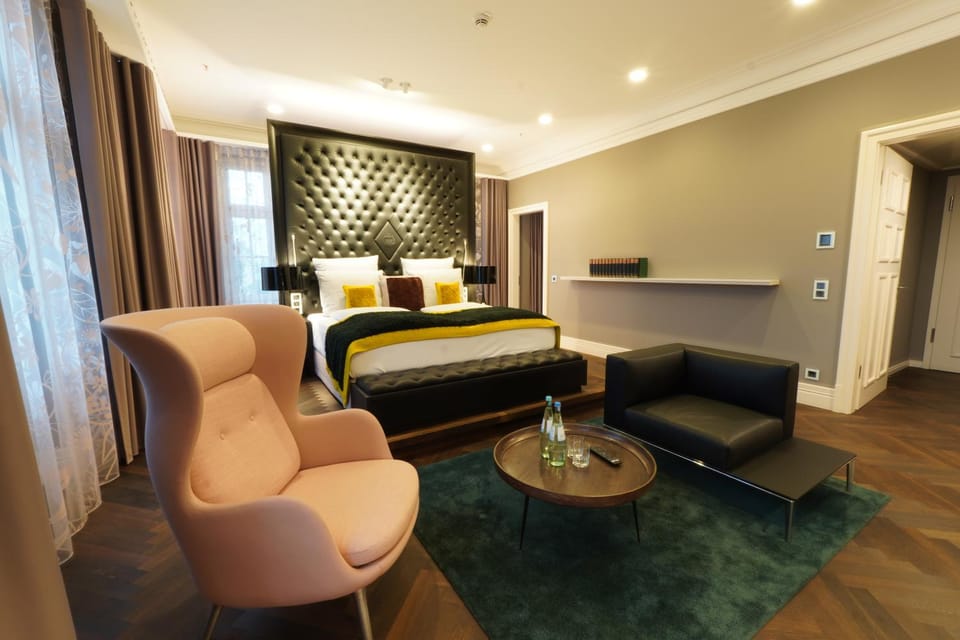 Bed, TV and multimedia, Living room, Photo of the whole room, Seating area, Bedroom