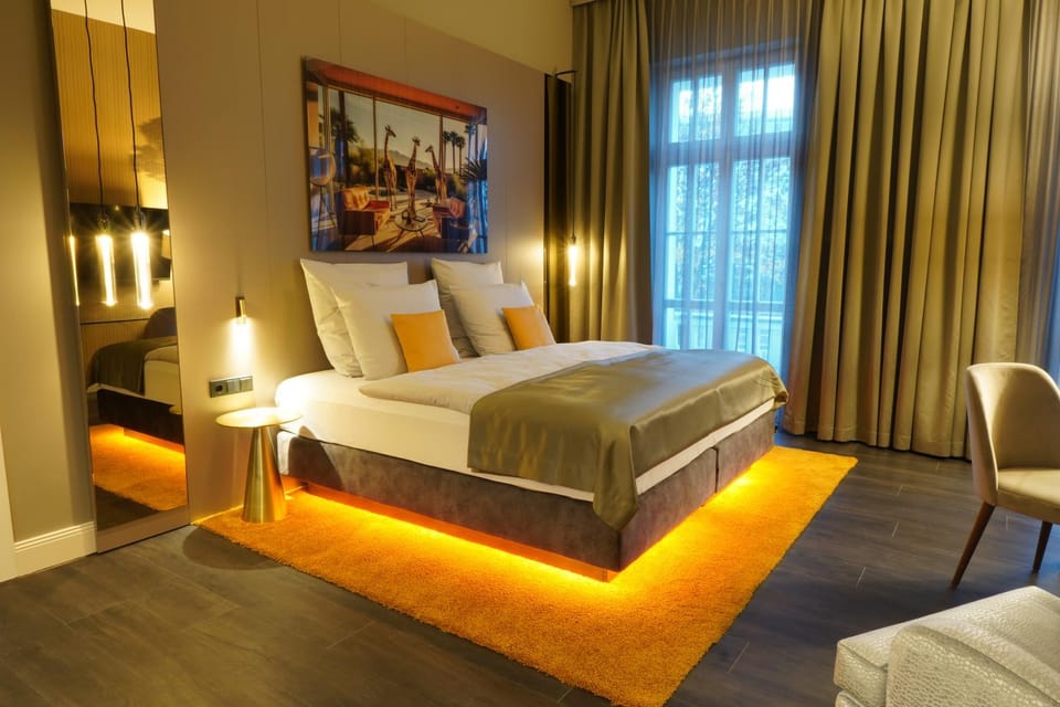 Bed, Living room, Photo of the whole room, Seating area, Bedroom