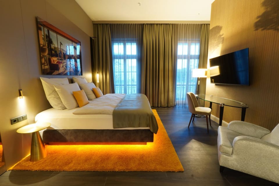 Bed, Living room, Photo of the whole room, Seating area, Bedroom