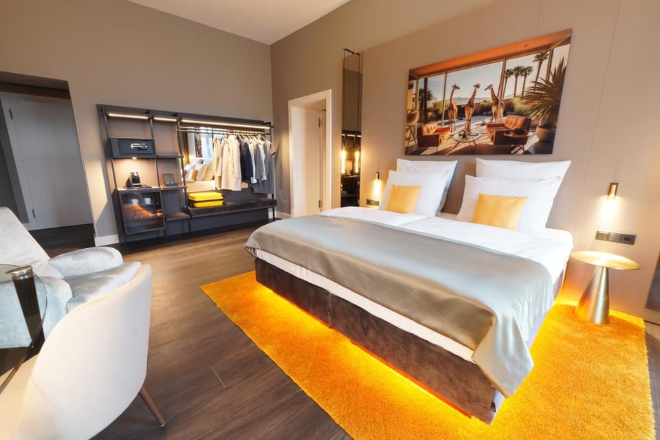 Bed, TV and multimedia, Living room, Photo of the whole room, Seating area, Bedroom