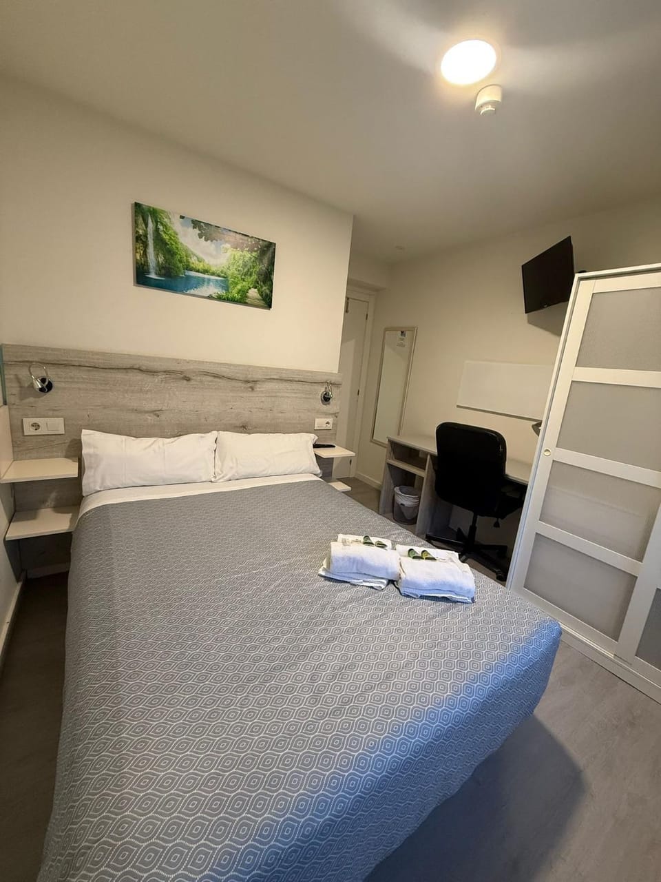 Bed, Photo of the whole room, Bedroom, wardrobe