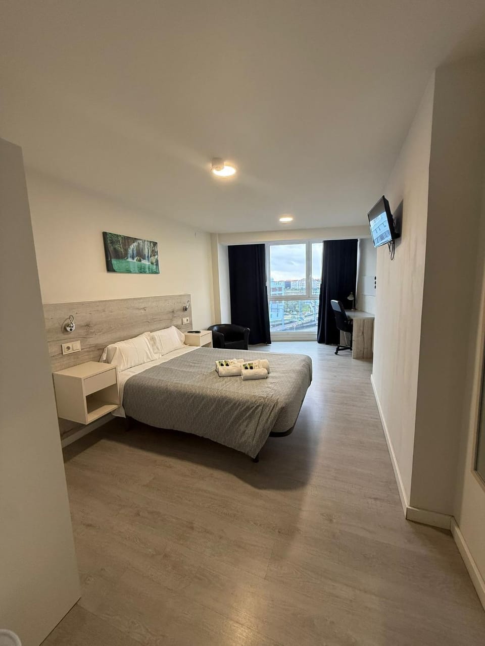 Photo of the whole room, Bedroom