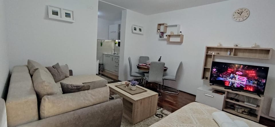 TV and multimedia, Living room, Seating area, Dining area