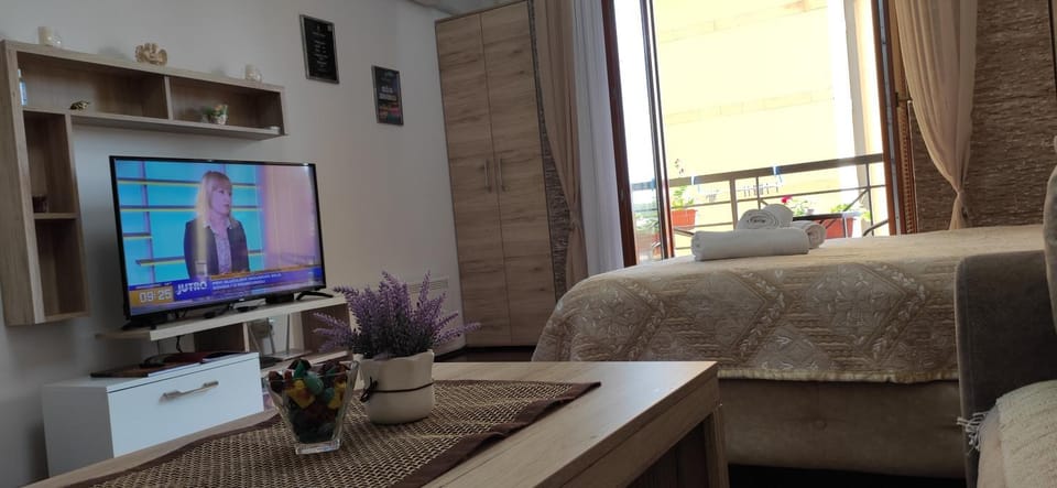 Bed, TV and multimedia, Photo of the whole room, Bedroom