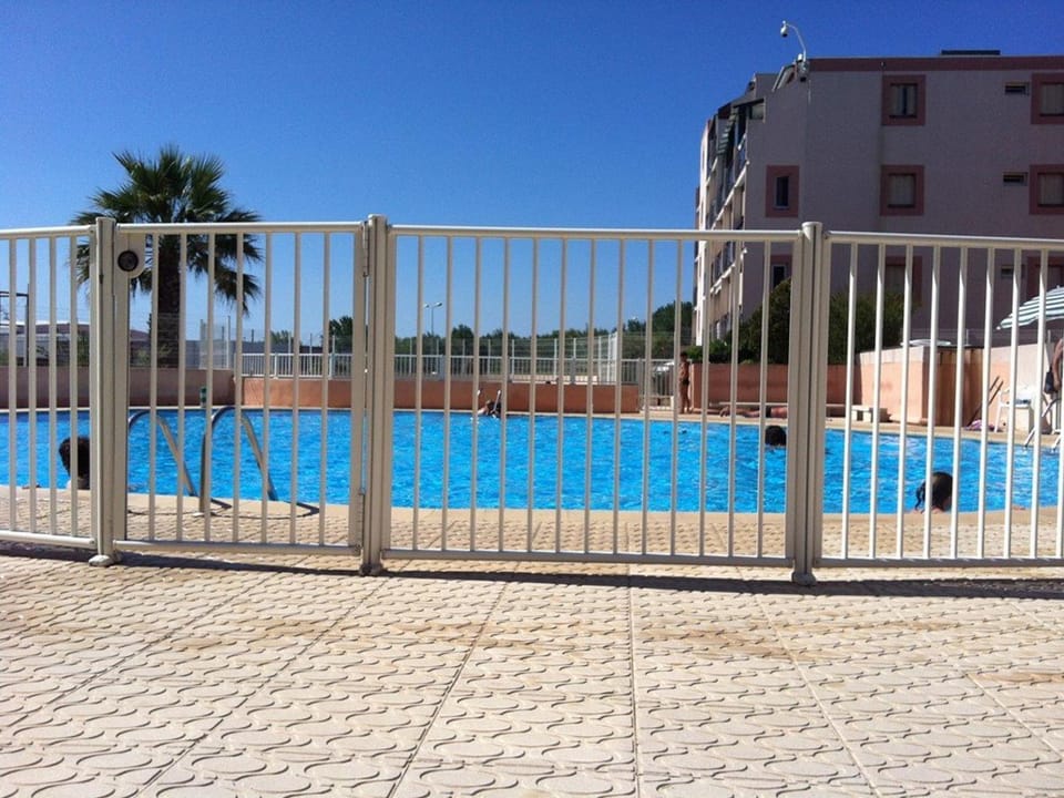 Studio Cabine avec Clim, Piscine, Ascenseur et Parking, Proche Plage et Commerces Cabin in Le Grau-du-Roi