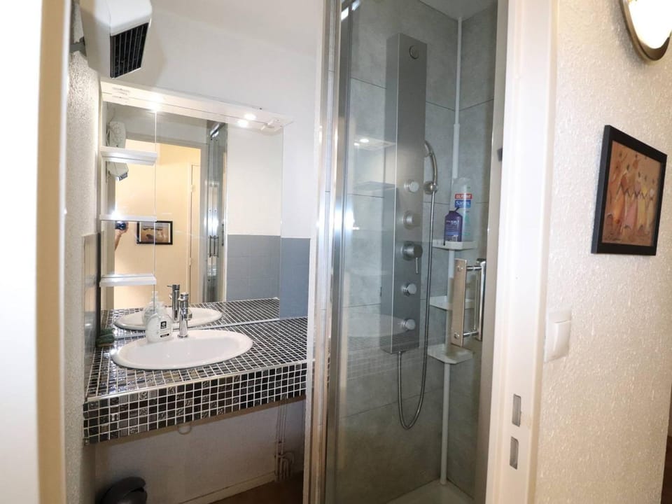 Studio Cabine avec Clim, Piscine, Ascenseur et Parking, Proche Plage et Commerces Cabin in Le Grau-du-Roi