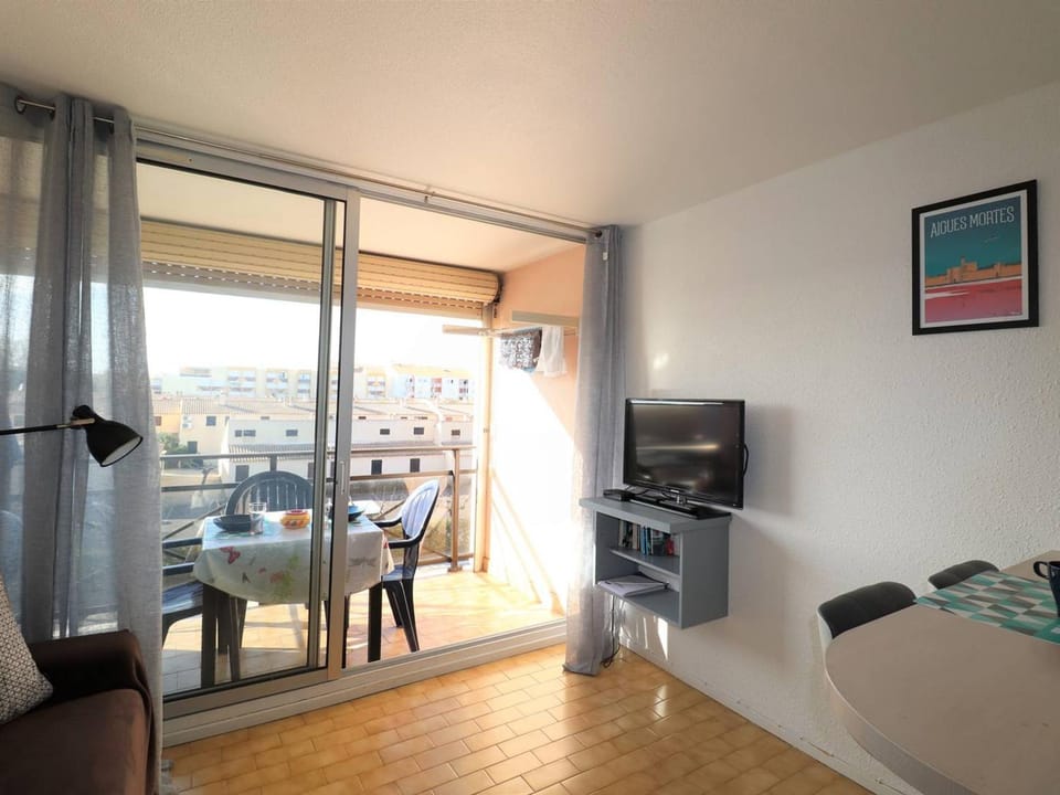 Studio Cabine avec Clim, Piscine, Ascenseur et Parking, Proche Plage et Commerces Cabin in Le Grau-du-Roi