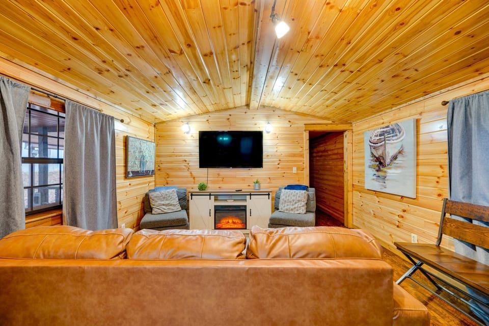 Broken Bow Abode with Hot Tub Less Than 7 Mi to Lake! House in Broken Bow